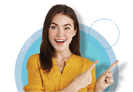 Chica sonriente señalando un texto