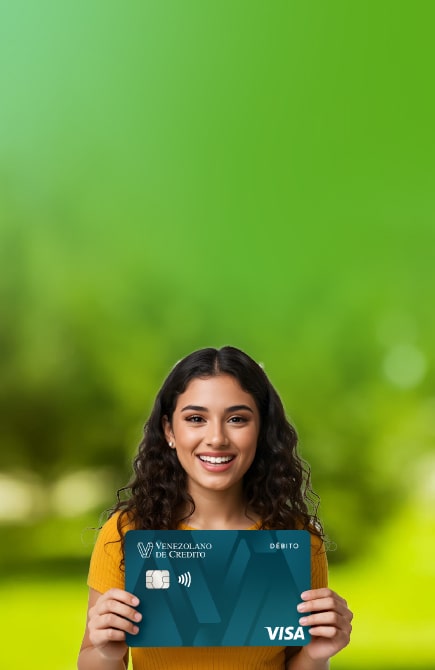 Chica contenta mostrando la nueva tarjeta Visa Débito Contactless